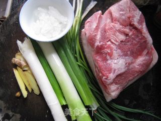 东坡肉的做法步骤：1