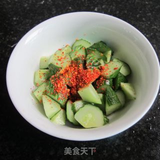 蚝油炝黄瓜的做法步骤：2