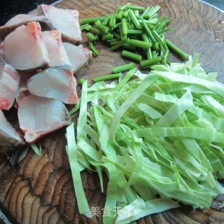 圆白菜煮鱼的做法步骤：1