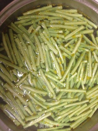 芝香酸辣爽口豇豆的做法步骤：1
