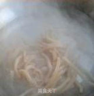 家常小炒—韭菜鱿鱼的做法步骤：2