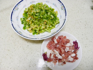 青椒小豆腐的做法步骤：2