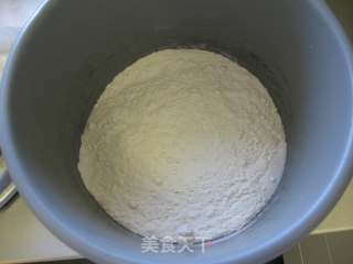 【芹香胡萝卜肉包】荤素搭配的包子的做法步骤：2