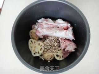莲藕薏米骨头汤的做法步骤：4
