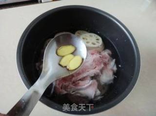莲藕薏米骨头汤的做法步骤：5