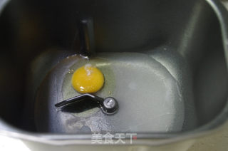 香肠面包 & 蜜红豆面包的做法步骤：2