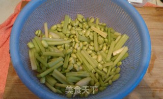 凉拌青豆芹菜的做法步骤：1