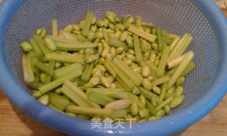 凉拌青豆芹菜的做法步骤：2
