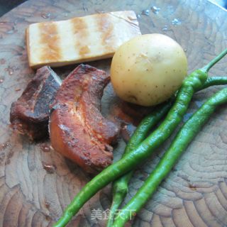 腊肉豆腐炒土豆的做法步骤：1