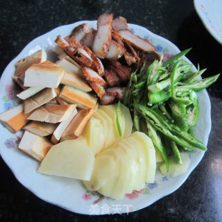 腊肉豆腐炒土豆的做法步骤：2
