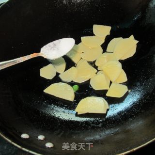 腊肉豆腐炒土豆的做法步骤：5