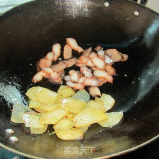 腊肉豆腐炒土豆的做法步骤：7