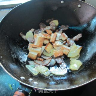 腊肉豆腐炒土豆的做法步骤：8