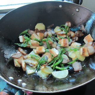 腊肉豆腐炒土豆的做法步骤：10