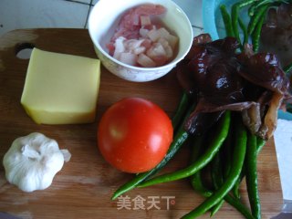 电饭锅版番茄辣椒炒米豆腐的做法步骤：1