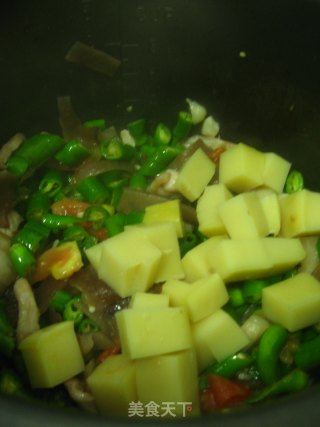 电饭锅版番茄辣椒炒米豆腐的做法步骤：10