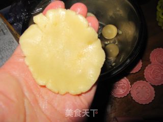 广式莲蓉月饼的做法步骤：13