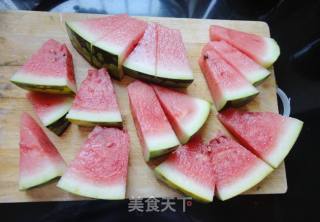 【冰镇西瓜汁】—夏日里的冰爽饮品的做法步骤：2