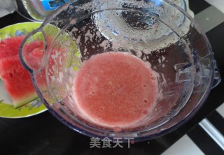 【冰镇西瓜汁】—夏日里的冰爽饮品的做法步骤：4