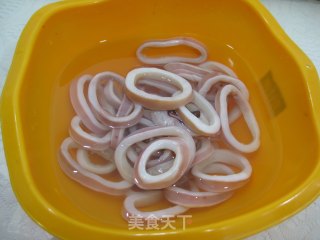 辣酱炒鱿鱼圈的做法步骤：3