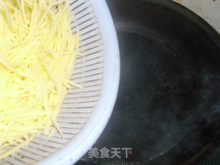 土豆丝卷饼的做法步骤：2