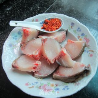 红辣椒粉烧鱼的做法步骤：1