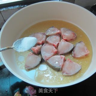 红辣椒粉烧鱼的做法步骤：2