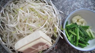 豆腐拌芽菜的做法步骤：1