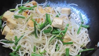 豆腐拌芽菜的做法步骤：4