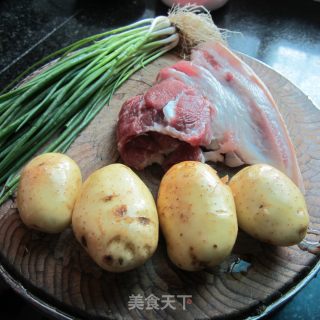 锅煎土豆猪肉馅饺子的做法步骤：1