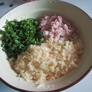 锅煎土豆猪肉馅饺子的做法步骤：2