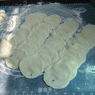锅煎土豆猪肉馅饺子的做法步骤：6