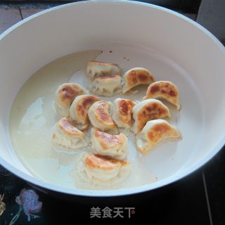 锅煎土豆猪肉馅饺子的做法步骤：10