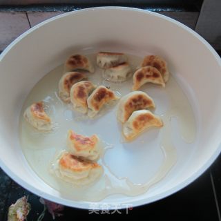 锅煎土豆猪肉馅饺子的做法步骤：11