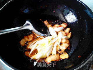 家常版川菜，豆豉回锅肉炒茭白的做法步骤：4