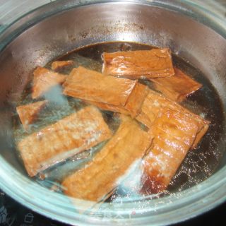 蒜米辣椒拌卤豆腐丝的做法步骤：2