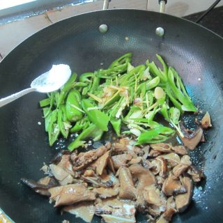 辣椒炒猪舌子的做法步骤：4