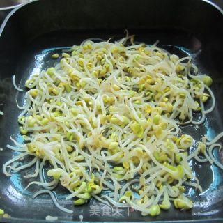 小炒黄豆芽的做法步骤：3