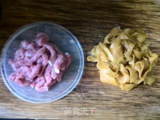 姜片肉丝的做法步骤：1