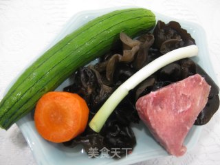 丝瓜木耳汤的做法步骤：1
