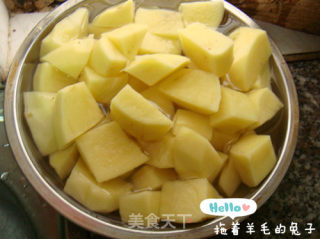 【羊毛兔出品。】土豆炖鸡肉的做法步骤：1