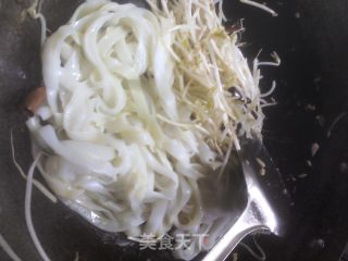 肉丝豆芽炒河粉的做法步骤：3