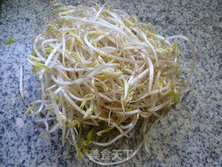 清炒绿豆芽的做法步骤：1