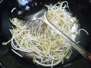 清炒绿豆芽的做法步骤：7