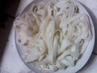 肉丝豆芽炒河粉的做法步骤：1