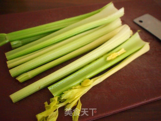 芹菜腰果虾仁的做法步骤：1