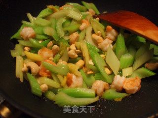 芹菜腰果虾仁的做法步骤：9