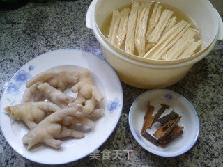 凤爪烧腐竹的做法步骤：1
