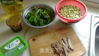 韭菜毛豆炒豆腐干的做法步骤：1