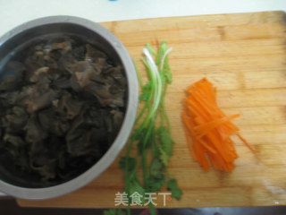 【凉拌黑木耳】夏日里的一抹清凉的做法步骤：1